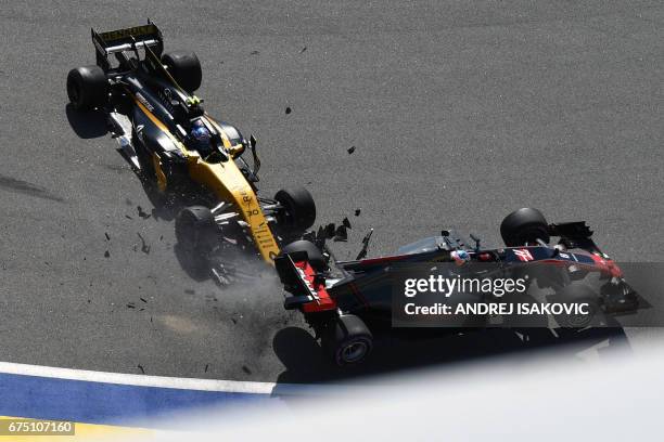 Renault's British driver Jolyon Palmer and Haas F1's French driver Romain Grosjean crash after the start of the Formula One Russian Grand Prix at the...