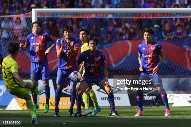 Tsukasa Shiotani of Sanfrecce Hiroshima teakes a free kick during the J.League J1 match between FC Tokyo and Sanfrecce Hiroshima at Ajinomoto Stadium...