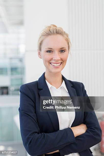 portrit of business women - young blonde woman facing away photos et images de collection