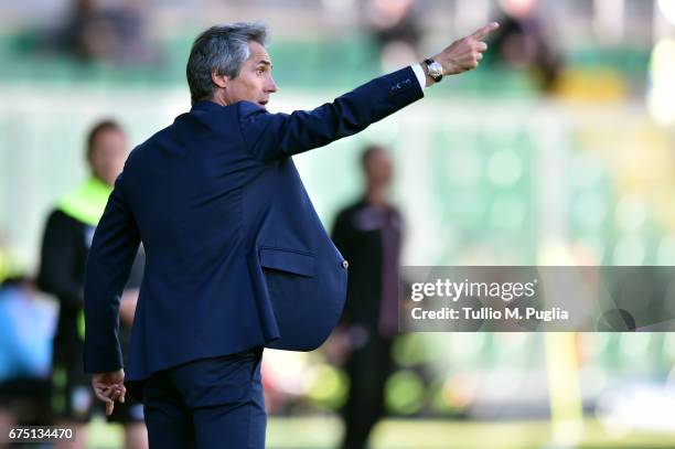 Head coach Paulo Sousa of Fiorentina issues instructions during the Serie A match between US Citta di Palermo and ACF Fiorentina at Stadio Renzo...