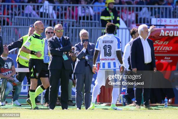 Sulley Muntari of Pescara react with the supporters during the Serie A match between Cagliari Calcio and Pescara Calcio at Stadio Sant'Elia on April...