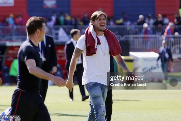 Daniele Dessena of Cagliari celebrates a victory during the Serie A match between Cagliari Calcio and Pescara Calcio at Stadio Sant'Elia on April 30,...