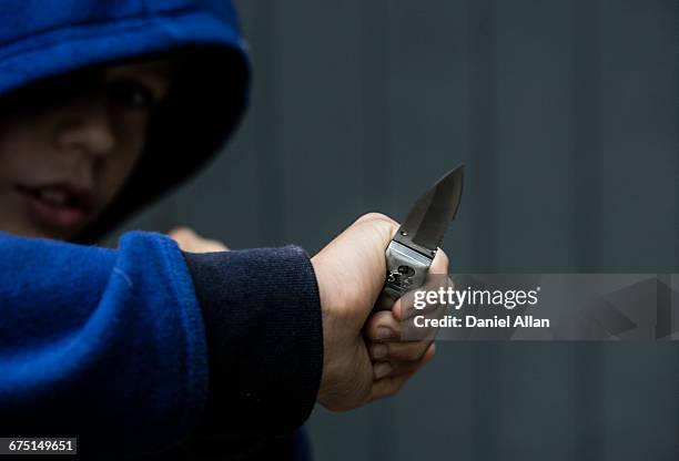 boy holding knife - couteau photos et images de collection