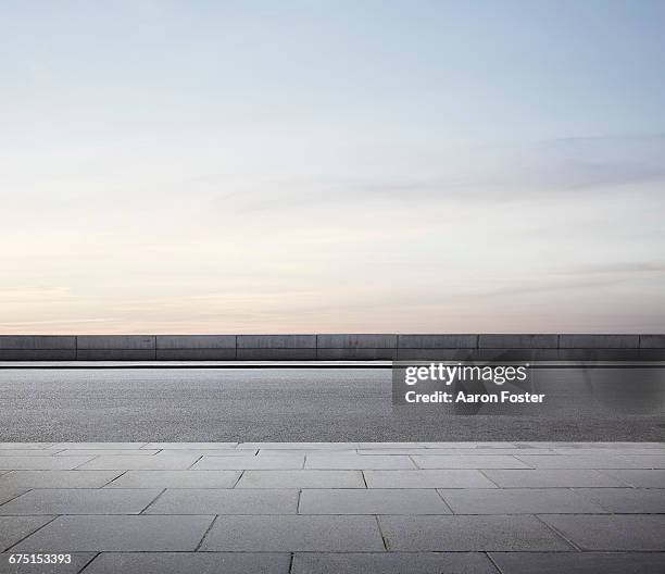 empty city street - rue photos et images de collection