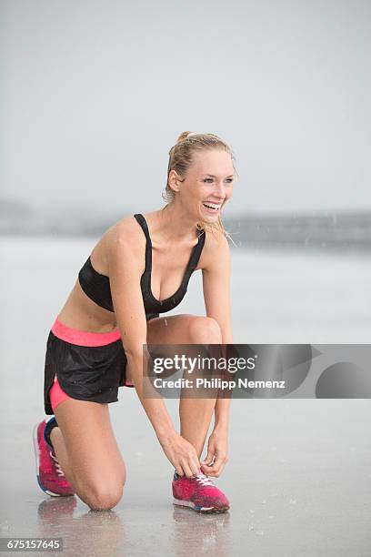 women preparing to run in rain - philipp nemenz stock-fotos und bilder