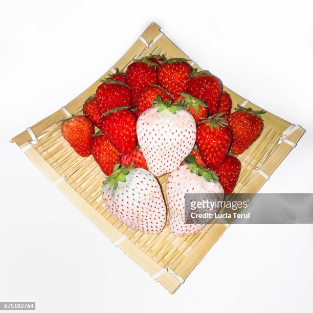 strawberries & pineberries (white strawberry) - frescura stock pictures, royalty-free photos & images