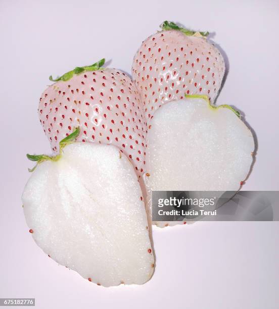 pineberries (white strawberry) - frescura stock pictures, royalty-free photos & images