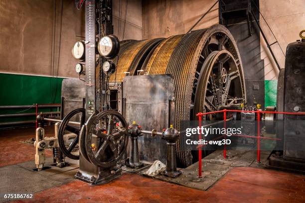 viejo motor de bobina en mina de carbón - revolucion industrial fotografías e imágenes de stock