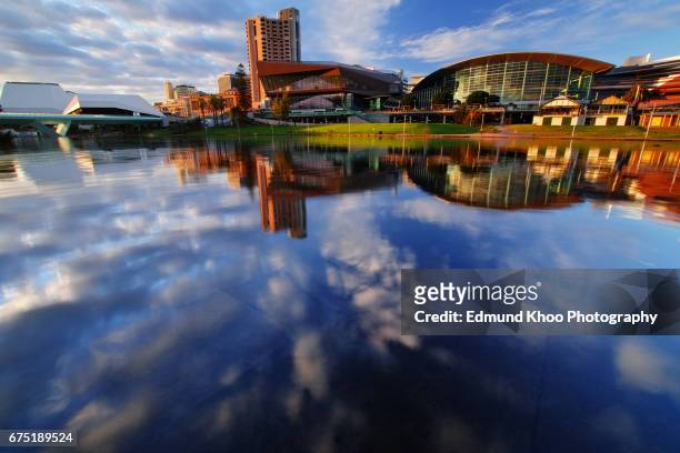 adelaide riverbank sunrise with the torrens river - adelaide photos et images de collection