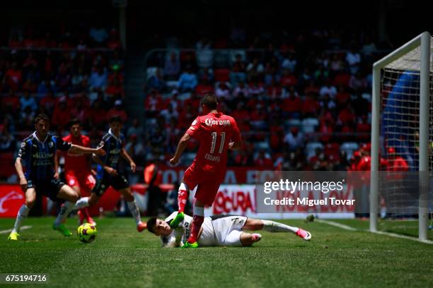 Carlos Esquivel of Toluca fails a chance to score against Tiago Volpi goalkeeper of Queretaro during the 16th round match between Toluca and...