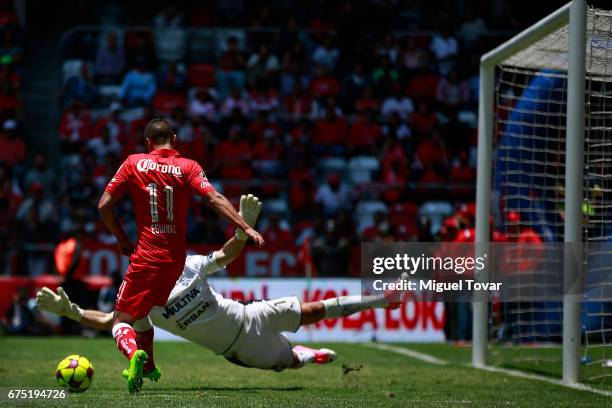 Carlos Esquivel of Toluca fails a chance to score against Tiago Volpi goalkeeper of Queretaro during the 16th round match between Toluca and...