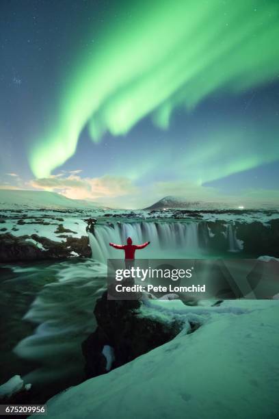 standing the aurora godafoss - ijsland stockfoto's en -beelden