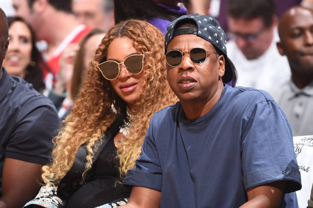 Beyoncé y Jay Z asisten al séptimo partido de los cuartos de final de la Conferencia Oeste de los Playoffs de la NBA de 2017 el 30 de abril de 2017 en el STAPLES Center de Los...