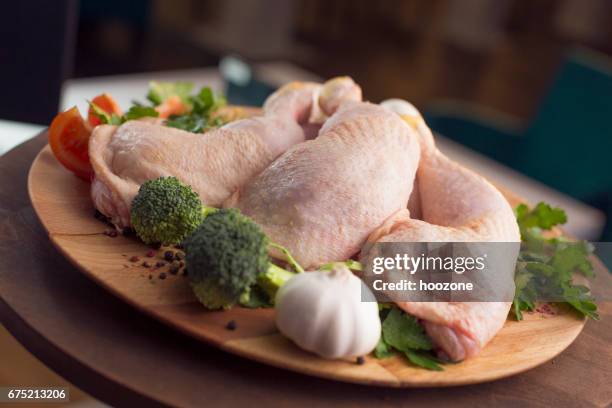 rauwe kip benen ingericht met groenten - chicken drumsticks stockfoto's en -beelden