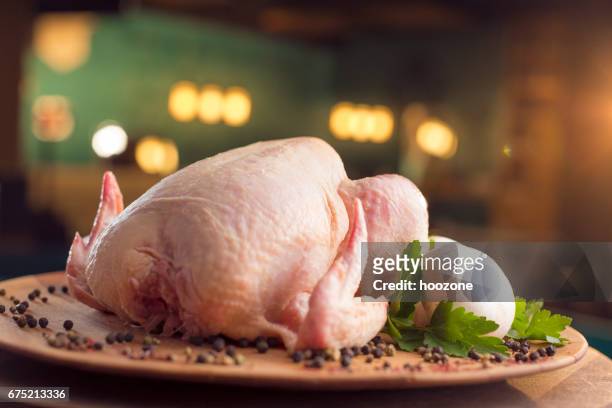 rauwe kip met groenten op houten plaat - raw chicken stockfoto's en -beelden