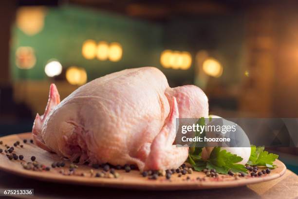 frango cru com legumes na chapa de madeira - ave doméstica - fotografias e filmes do acervo