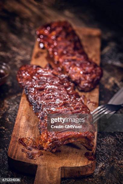 bbq schweinefleisch spareribs - spare rib stock-fotos und bilder