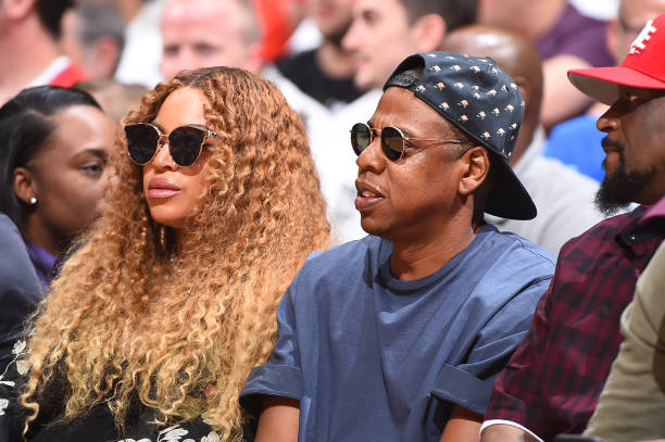 Beyoncé y Jay Z asisten al séptimo partido de los cuartos de final de la Conferencia Oeste de los Playoffs de la NBA de 2017 el 30 de abril de 2017 en el STAPLES Center de Los...