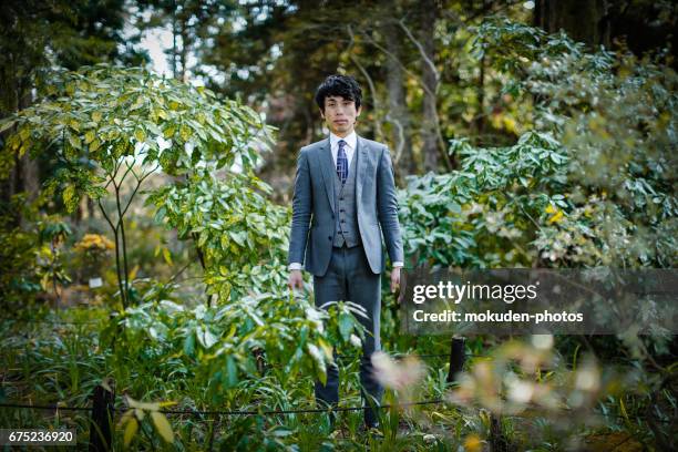 japanse zakenlieden voelen de toekomst - スーツ　全身 stockfoto's en -beelden