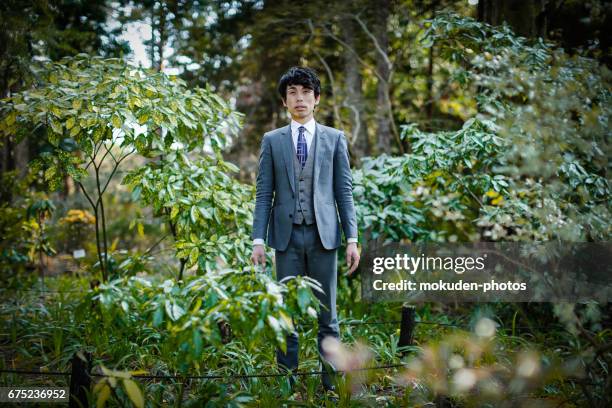 japanse zakenlieden voelen de toekomst - スーツ　全身 stockfoto's en -beelden