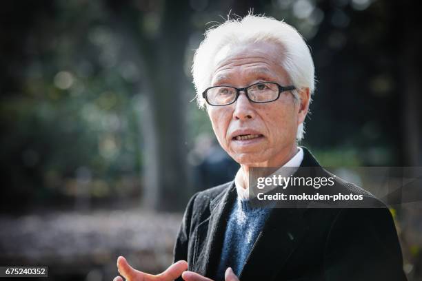 een waardige japanse senior zakenman - 対面 stockfoto's en -beelden