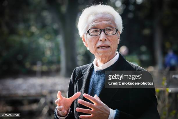 een waardige japanse senior zakenman - 成功 stockfoto's en -beelden