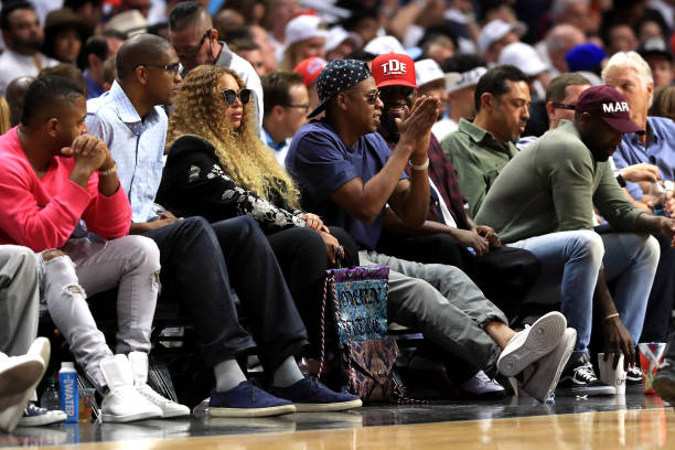 Beyonce y Jay Z asisten al séptimo partido de los cuartos de final de la Conferencia Oeste entre Los Angeles Clippers y Utah Jazz en el Staples Center en...