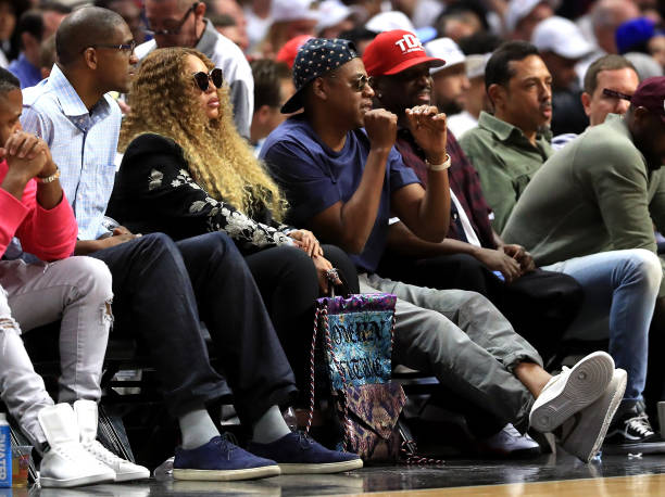 Beyonce y Jay Z asisten al séptimo partido de los cuartos de final de la Conferencia Oeste entre Los Angeles Clippers y Utah Jazz en el Staples Center en...
