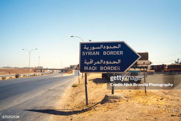 border sign - irak stockfoto's en -beelden
