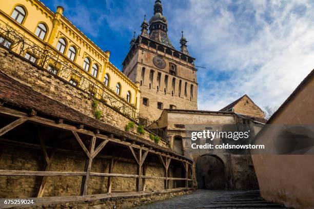 multi farbige häuser und uhrenturm in der altstadt von sighisoara/schäßburg, siebenbürgen, rumänien - turmuhr stock-fotos und bilder