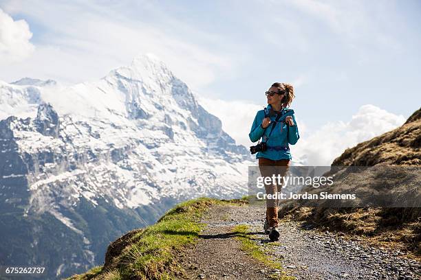 a woman hiking in the swiss alps - tops woman stockfoto's en -beelden