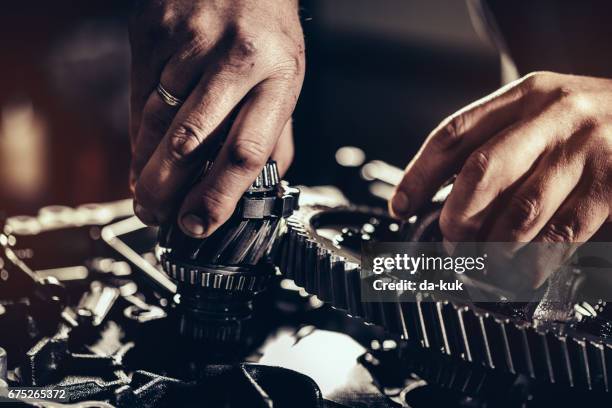 primo primo tempo di riparazione della trasmissione a trasmissione continuamente variabile - lubrificazione foto e immagini stock