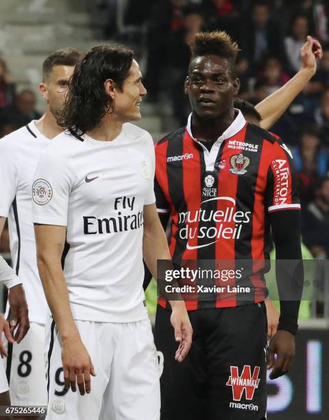 Edinson Cavani of PSG and Mario Balotelli of OGC Nice is explained during the French Ligue 1 match between OGC Nice and Paris Saint-Germain at...