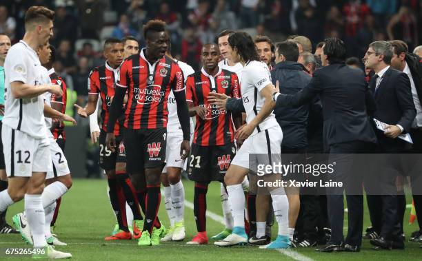 Edinson Cavani of PSG and Mario Balotelli of OGC Nice fight during the French Ligue 1 match between OGC Nice and Paris Saint-Germain at Allianz Arena...