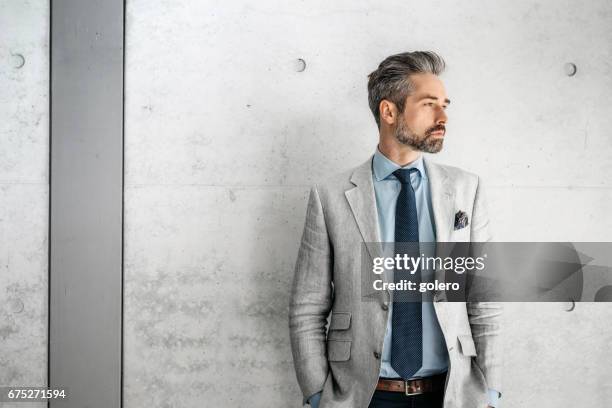 elegante knappe bebaarde zakenman permanent met hond in de zakenwijk - stylish stockfoto's en -beelden