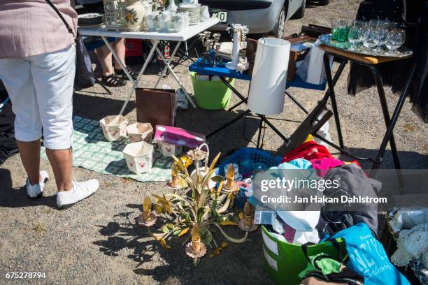 garage sale - venta de garaje fotografías e imágenes de stock