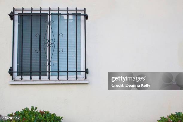 window with security bars - reja de seguridad fotografías e imágenes de stock
