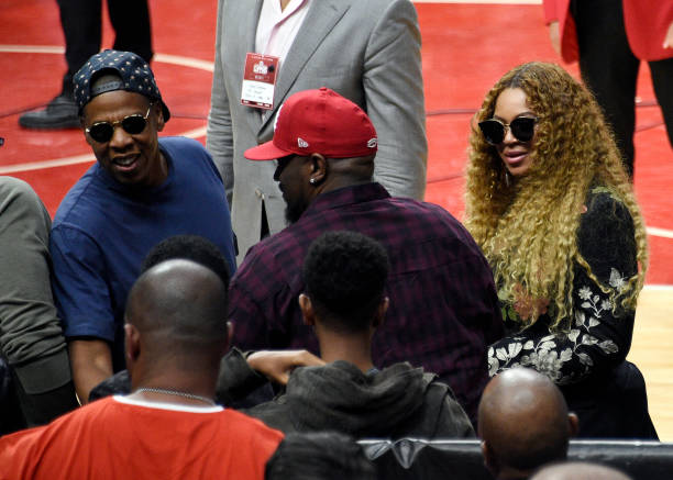 30 de abril: Jay Z saluda al compositor y productor discográfico Kenny "Babyface" Edmonds y a su hijo Dylan Michael Edmonds con Beyoncé mirando después de asistir...