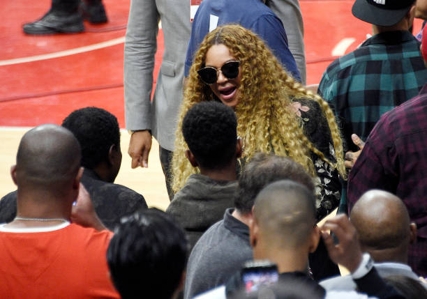 30 de abril: Beyonce saluda al compositor y productor discográfico Kenny "Babyface" Edmonds y a su hijo Dylan Michael Edmonds con Jay Z mirando después de asistir...