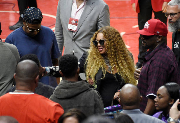 30 de abril: Beyonce saluda al compositor y productor discográfico Kenny "Babyface" Edmonds y a su hijo Dylan Michael Edmonds con Jay Z mirando después de asistir...