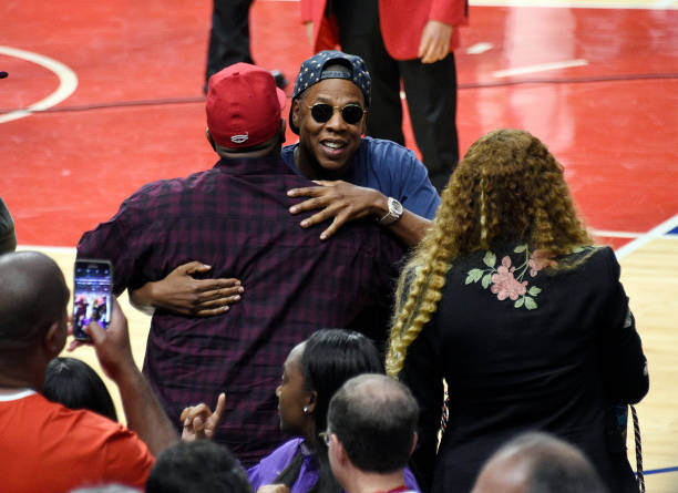 30 de abril: Beyonce y Jay Z después de asistir al séptimo partido de los cuartos de final de la Conferencia Oeste entre Los Angeles Clippers y Utah Jazz en...