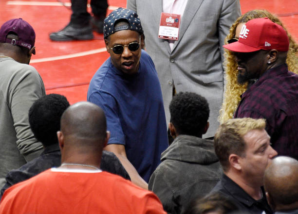 30 de abril: Jay Z saluda al compositor y productor discográfico Kenny "Babyface" Edmonds y a su hijo Dylan Michael Edmonds con Beyoncé mirando después de asistir...