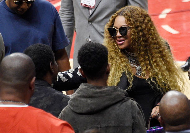 30 de abril: Beyonce saluda al compositor y productor discográfico Kenny "Babyface" Edmonds y a su hijo Dylan Michael Edmonds con Jay Z mirando después de asistir...