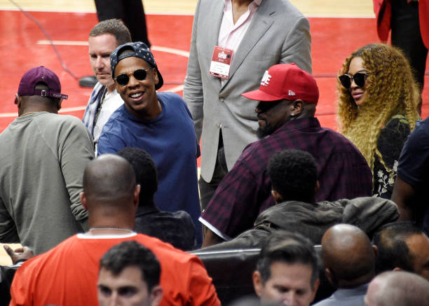 30 de abril: Jay Z saluda al compositor y productor discográfico Kenny "Babyface" Edmonds y a su hijo Dylan Michael Edmonds con Beyoncé mirando después de asistir...