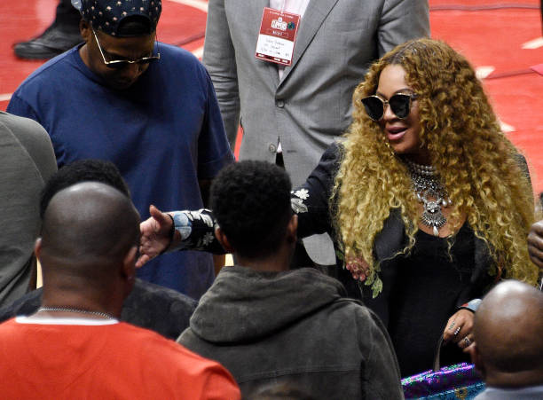 30 de abril: Beyonce saluda al compositor y productor discográfico Kenny "Babyface" Edmonds y a su hijo Dylan Michael Edmonds con Jay Z mirando después de asistir...