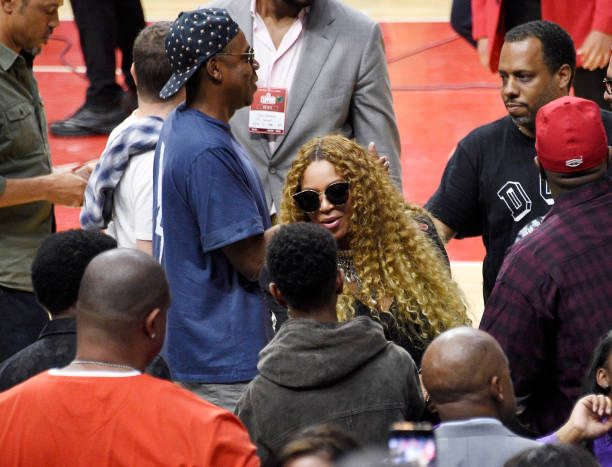 30 de abril: Beyonce saluda al compositor y productor discográfico Kenny "Babyface" Edmonds y a su hijo Dylan Michael Edmonds con Jay Z mirando después de asistir...