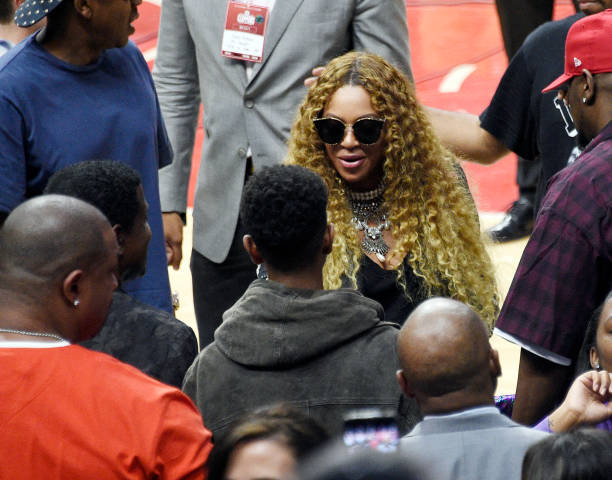 30 de abril: Beyonce saluda al compositor y productor discográfico Kenny "Babyface" Edmonds y a su hijo Dylan Michael Edmonds con Jay Z mirando después de asistir...