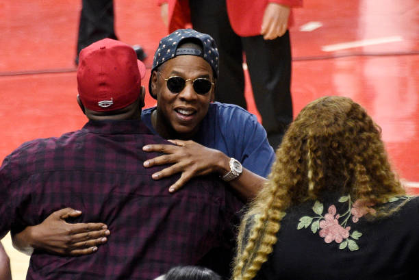 30 de abril: Beyonce y Jay Z después de asistir al séptimo partido de los cuartos de final de la Conferencia Oeste entre Los Angeles Clippers y Utah Jazz en...