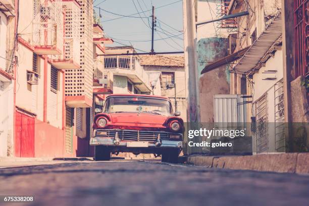 vieille voiture vintage rouge dans les rues de santiago de cuba - santiago de cuba photos et images de collection