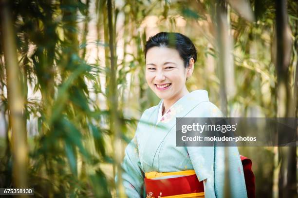 mujeres kimono y japonés en kioto - 大人のみ fotografías e imágenes de stock